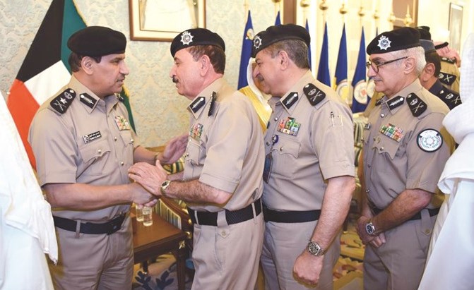 الفريق عصام النهام يتلقى التهنئة من الالوية عبدالله المهنا وجمال الصايغ وابراهيم الطراح﻿