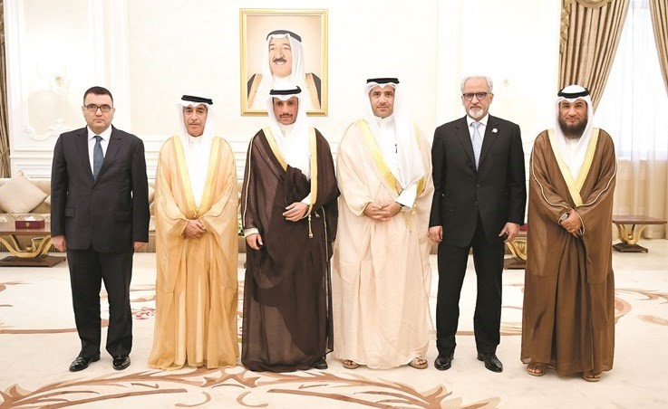 الرئيس مرزوق الغانم اثناء مغادرته إلى تركيا متوسطا د.عودة الرويعي وم.عادل الخرافي وعلام الكندري والسفير غسان الزواوي﻿