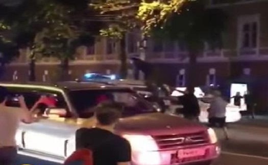 بالفيديو .. شاهد كيف تعاملت الشرطة الروسية مع مشجع قفز على سيارتهم