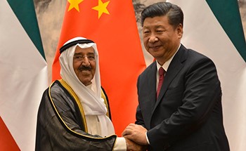 صاحب السمو الأمير الشيخ صباح الأحمد مصافحا الرئيس الصيني شي جينبنغ لدى توقيع الاتفاقيات ﻿