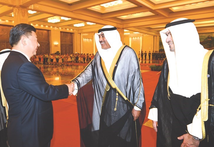 الرئيس الصيني مصافحا الشيخ صباح الخالد وأنس الصالح ﻿