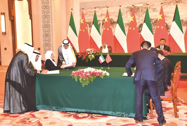 سمو الأمير والرئيس الصيني لدى توقيع هند الصبيح وخالد الروضان الإطار العام للتعاون الثنائي ومذكرة التفاهم بمجال التجارة الإلكترونية ﻿