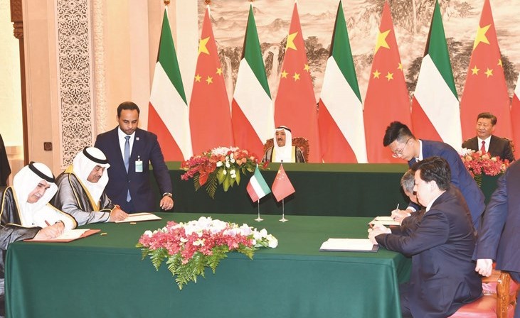 صاحب السمو الأمير والرئيس الصيني لدى توقيع الشيخ صباح الخالد ونزار العدساني اتفاقيتين مع الجانب الصيني ﻿
