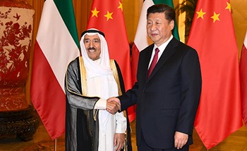 صاحب السمو الأمير الشيخ صباح الأحمد مصافحا الرئيس الصيني شي جينبنغ﻿