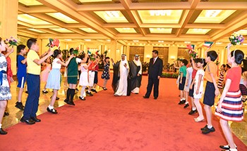 صاحب السمو الأمير الشيخ صباح الأحمد و الرئيس الصيني شي جينبنغ خلال مراسم الاستقبال في قصر الشعب أمس﻿