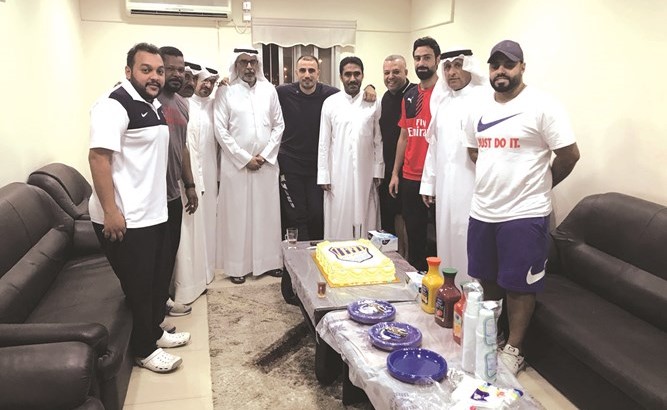 عبدالرحمن العتيبي وصالح الشهراني إلى جانب أعضاء الجهازين الإداري والفني ﻿