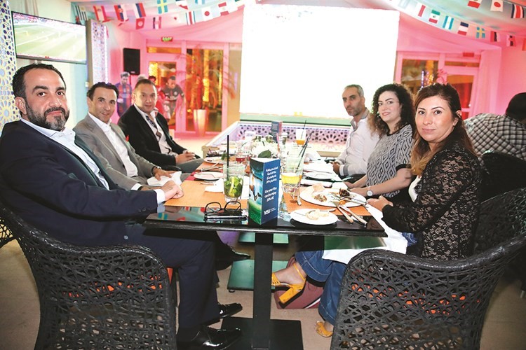 جانب من امسية جاردن كافيه وتبدو الزميلة فيروز فخرالدين﻿