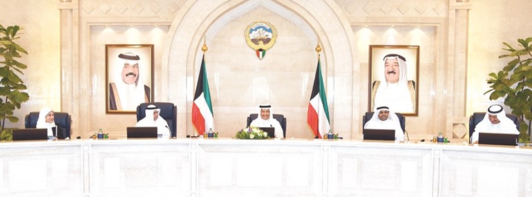 سمو رئيس الوزراء الشيخ جابر المبارك مترئسا الاجتماع بحضور الشيخ خالد الجراح ومحمد الجبري﻿