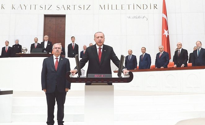 الرئيس التركي رجب طيب اردوغان يؤدي اليمين الدستورية امام البرلمان لولاية رئاسية جديدة أمس	 (أ.ف.پ)﻿