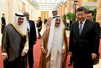 صاحب السمو الأمير الشيخ صباح الأحمد والرئيس الصيني شين جينبينغ بعد انتهاء الجلسة الافتتاحية للمنتدى ويبدو الشيخ صباح الخالد والشيخ خالد العبدالله﻿
