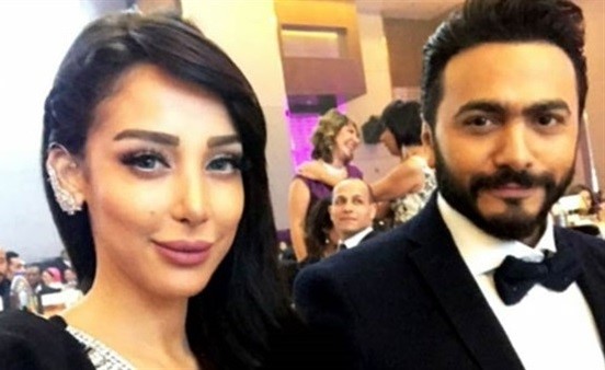 بالصور.. زوجة تامر حسني تخطف الأنظار بإطلالتها في المغرب