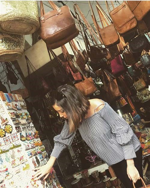 بالصور.. زوجة تامر حسني تخطف الأنظار بإطلالتها في المغرب