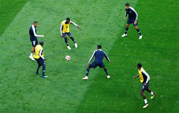 جانب من عملية إحماء لاعبو المنتخب الفرنسي