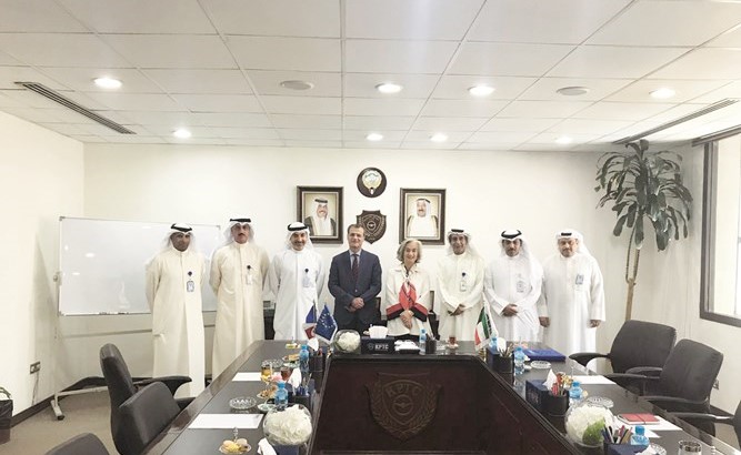 السفيرة الفرنسية ماري ماسدبوي خلال زيارتها الى مقر شركة النقل العام الكويتية ﻿