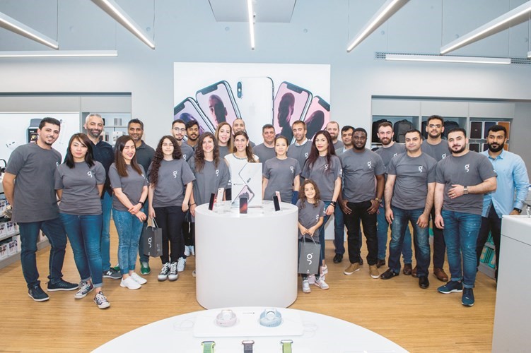 صورة جماعية لفريق متجر Gait Apple Premium Reseller﻿