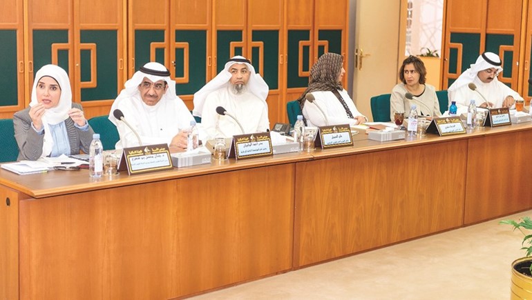 د. جنان بوشهري واركان وزارتها خلال اجتماع اللجنة الاسكانية﻿