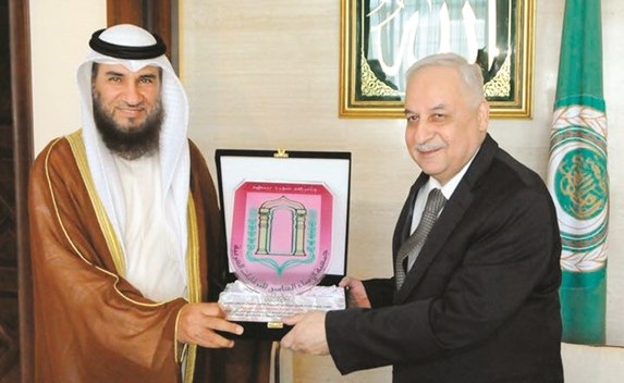 علام الكندري خلال استقباله من قبل السفير د.فاضل جواد﻿