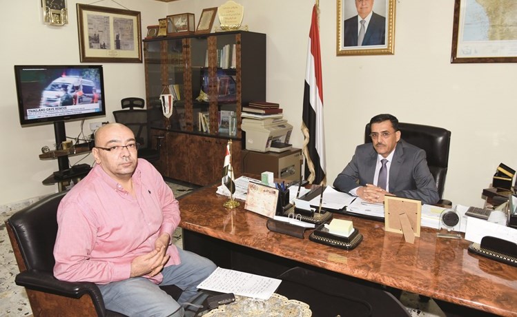 السفير اليمني البروفيسور علي بن سفاع متحدثا إلى الزميل أسامة دياب(أحمد علي) ﻿