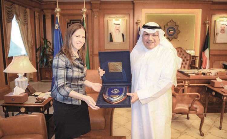 الشيخ خالد الجراح يهدي سيجال مانديلكر درعا تذكارية﻿