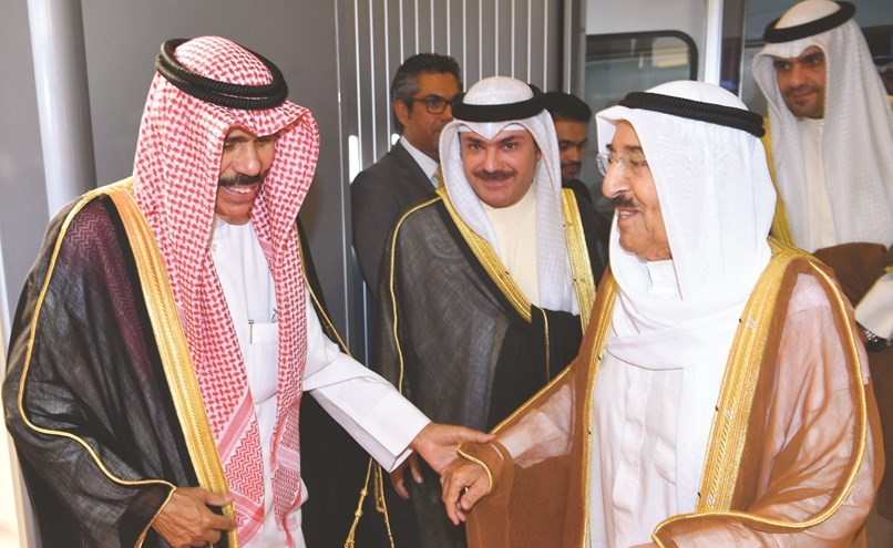 صاحب السمو الأمير الشيخ صباح الأحمد لدى وصوله إلى البلاد وفي استقباله سمو ولي العهد الشيخ نواف الأحمد﻿