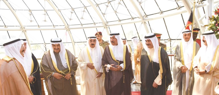 صاحب السمو الأمير الشيخ صباح الأحمد محييا مستقبليه في المطار ويبدو مرزوق الغانم والشيخ جابر العبدالله والشيخ فيصل السعود والشيخ مشعل الأحمد وسمو الشيخ ناصر المحمد والشيخ سالم صباح الناصر والشيخ خالد العبدالله﻿