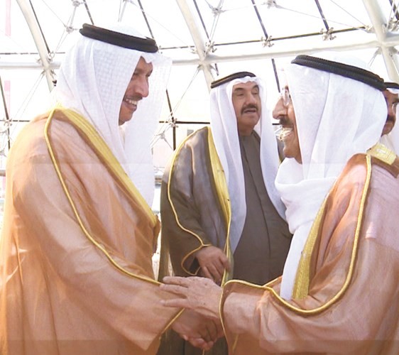 صاحب السمو الأمير الشيخ صباح الأحمد مصافحا سمو الشيخ جابر المبارك﻿