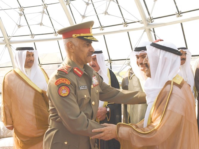 صاحب السمو الأمير الشيخ صباح الأحمد مصافحا الفريق الركن محمد الخضر﻿