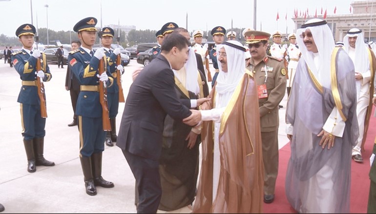 صاحب السمو الأمير الشيخ صباح الأحمد يصافح السفير وانغ دي قبيل مغادرة الصين﻿