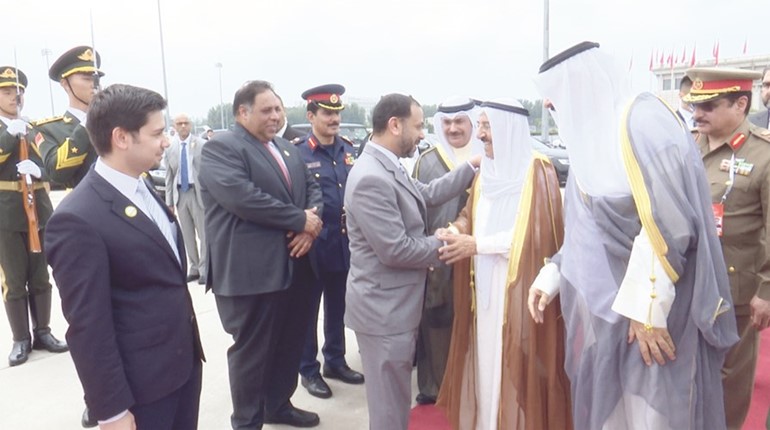 صاحب السمو الأمير الشيخ صباح الأحمد مصافحا أحد مودعيه في الصين﻿