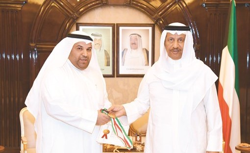 سمو الشيخ جابر المبارك مستقبلا المخترع عادل الوصيص﻿