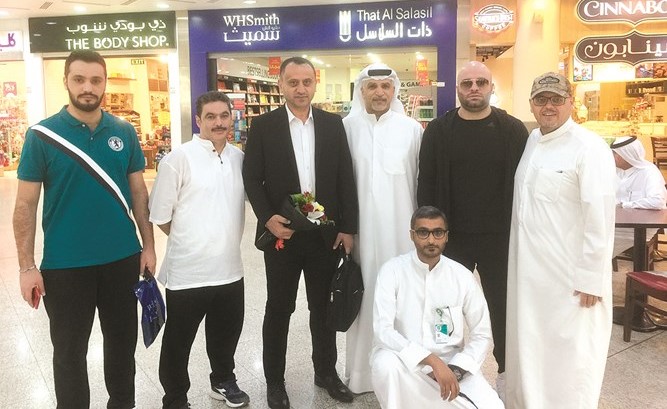 مسؤولو العربي في استقبال مدرب الفريق السوري حسام السيد﻿