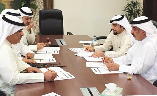 جانب من الاجتماع بين مسؤولي المعهد العالي للخدمات الإدارية ووزارة التجارة والصناعة ﻿