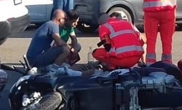 جورج كلوني يتعرض لحادث سير على دراجته النارية