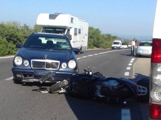 جورج كلوني يتعرض لحادث سير على دراجته النارية