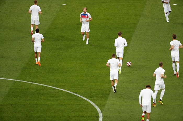 جانب من عملية إحماء لاعبي المنتخب الإنجليزي
