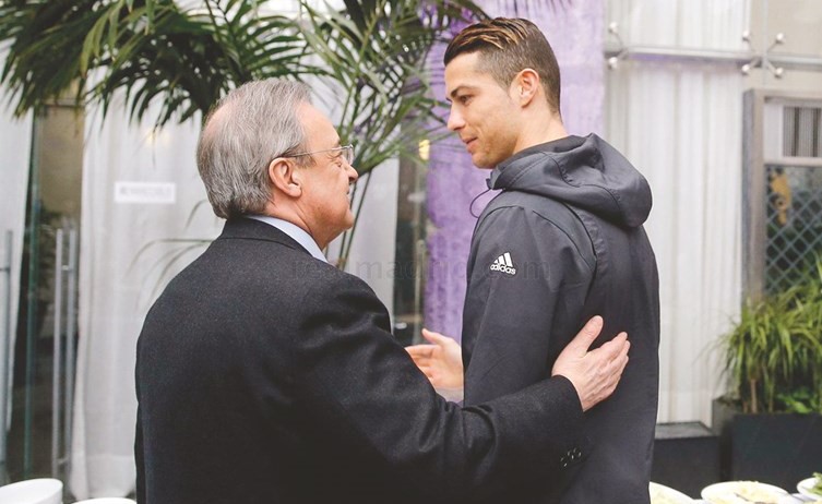 رئيس نادي ريال مدريد فلورينتيو بيريز والبرتغالي كريستيانو رونالدو﻿