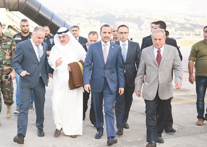 الرئيس الغانم أثناء وصوله إلى بيروت امس ويبدو النائب أيوب حميد والسفير عبدالعال القناعي ﻿