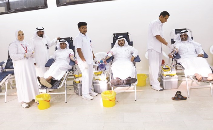 خالد العتيبي وعيادة الشمري ومحمد بداي خلال التبرع بالدم ﻿