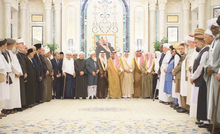 خادم الحرمين الشريفين الملك سلمان بن عبد العزيز متوسطا وفد العلماء المشاركين في المؤتمر الدولي للعلماء المسلمين حول السلام والاستقرار في أفغانستان أمس في قصر السلام بجدة(انترنت)﻿