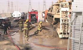 رجال الإطفاء بعد السيطرة على الحريق﻿