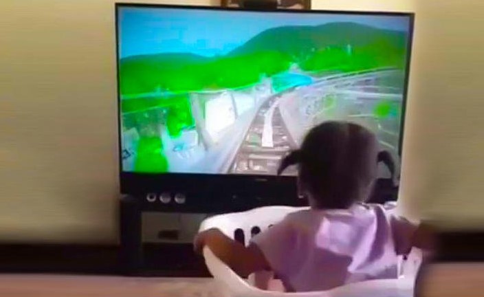 بالفيديو.. يصنع لابنته سينما 4D بسلة الغسيل