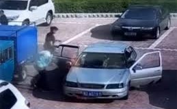 بالفيديو.. صيني "يحاول اطفاء" سيارة مشتعلة بالنفخ عليها!