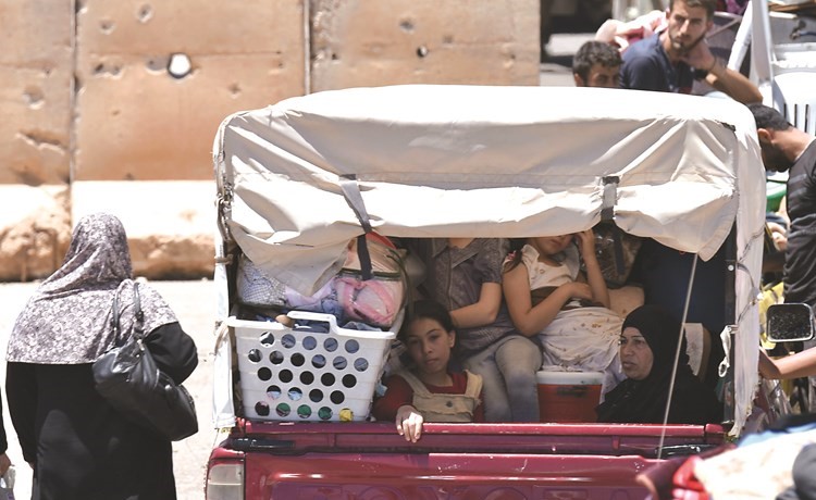  نازحون سوريون من درعا يعودون إلى بلدتهم في بصرى امس الأول	(أ.ف.پ)﻿