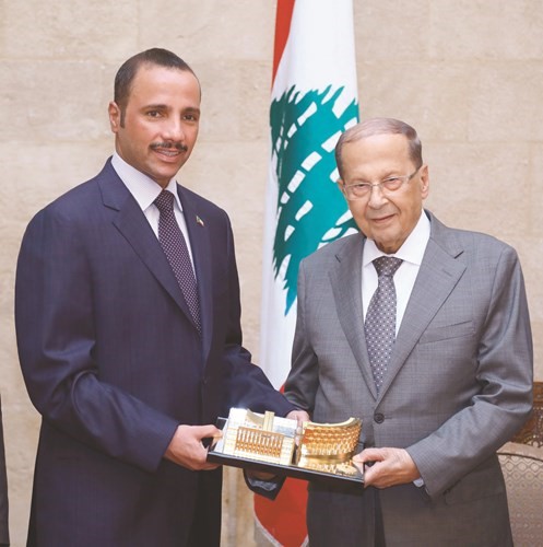 الرئيس الغانم يقدم هدية تذكارية للرئيس عون عبارة عن مجسم لمبنى مجلس الأمة ﻿