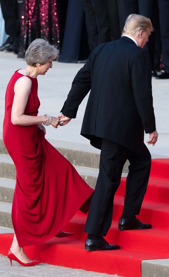  ترامب وماي خلال توجههما لحضور حفل شاي مع رجال الأعمال البريطانيين في قصر بلاينهايم أمس الأول			     (أ.ف.پ) 