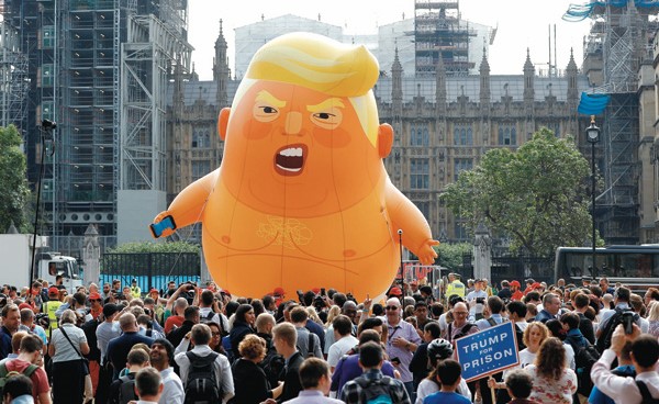 منطاد يصور ترامب على هيئة «رضيع غاضب» خلال احتجاج أمام البرلمان البريطاني بلندن أمس 	(رويترز) 