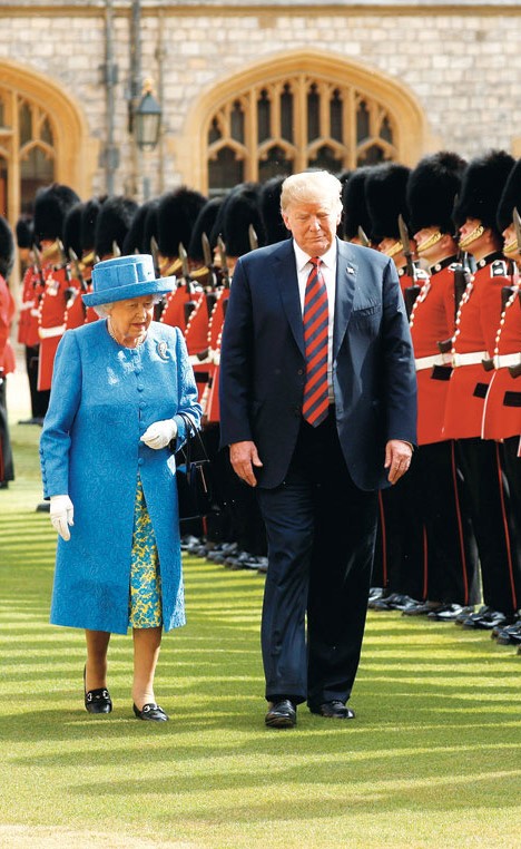 الملكة إليزابيث الثانية مستقبلة الرئيس الاميركي دونالد ترامب في قصر ويندسور مساء امس 				  (رويترز)