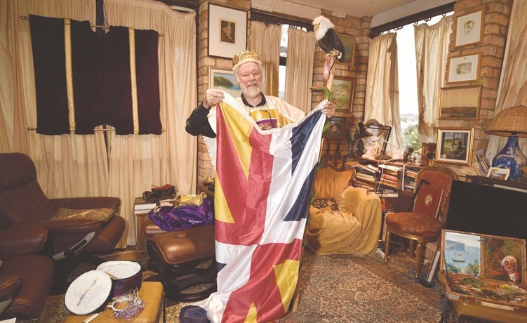 بول دلبرات يحمل علم دولة منزله المستقلة﻿