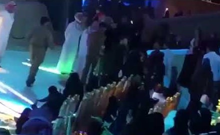 بالفيديو.. لحظة القبض على "فتاة مهرجان عكاظ" لتقبيلها ماجد المهندس.. ومحامي معلقا : قضية تحرش برجل !