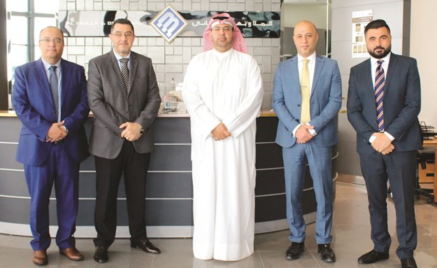 المدير العام أوسكار ريفولي وممثل وزارة التجارة والصناعة يتوسطان فريق عمل الملا وبهبهاني﻿